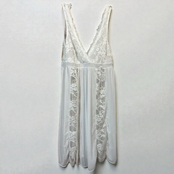 🪷 Elegant White Lace Nightgown - Picture 2 of 5